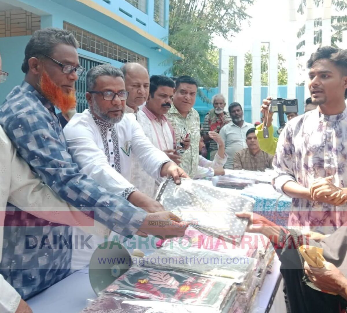 বেলকুচিতে ঈদ সামগ্রী বিতরণ, সুবিধাবঞ্চিতদের মাঝে আনন্দ ভাগাভাগি