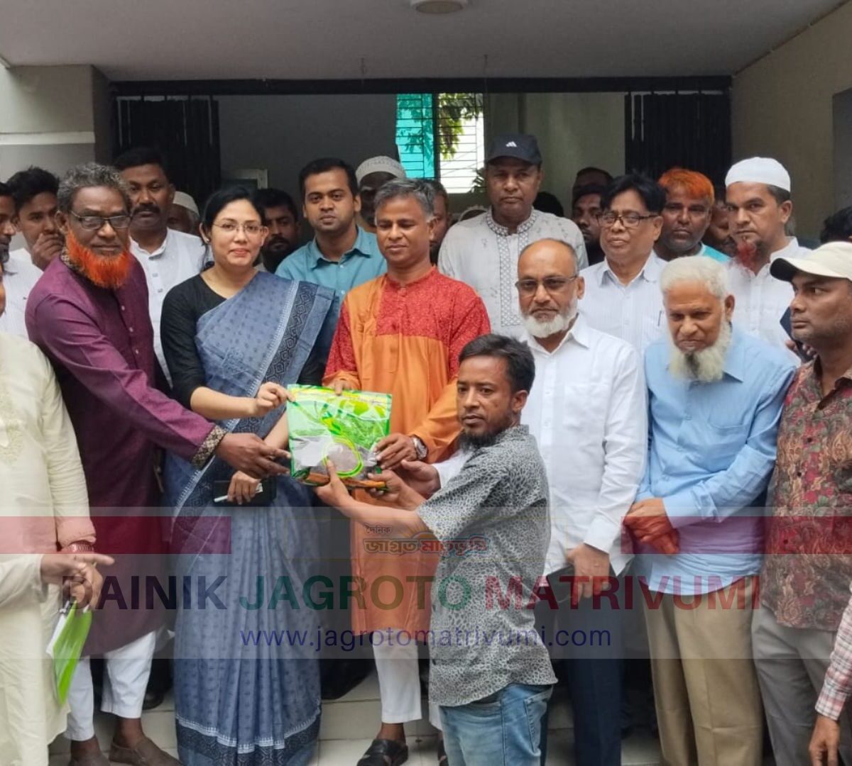 বেলকুচিতে ৬৫০ জন কৃষকের মাঝে বিনামূল্যে সার ও বীজ বিতরণ