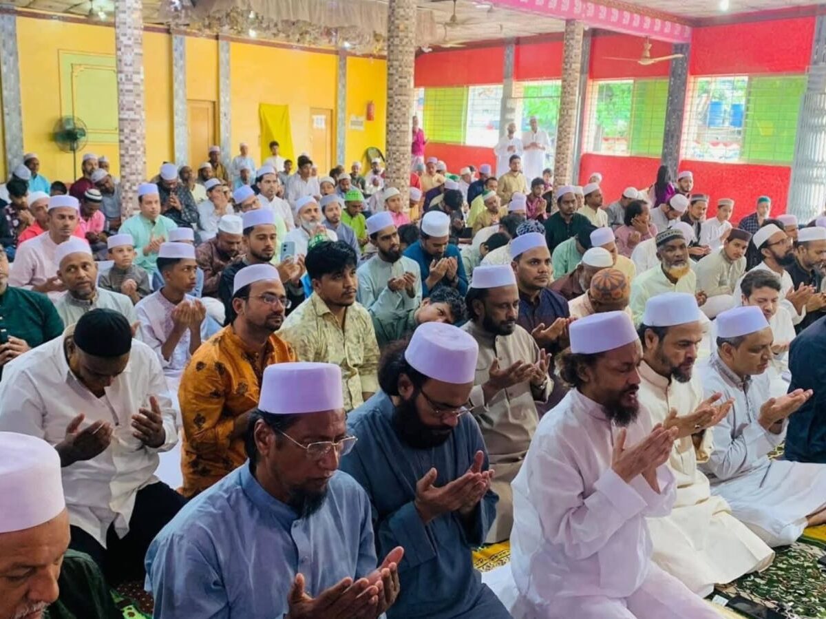 আহলে সুন্নাত ঈদ জামাত উদযাপন পরিষদ হালিশহর থানার উদ্যোগে সব ভাইবোনদের নিয়ে ঈদুল আযহার নামাজ আদায়