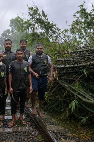 রেললাইনের উপর ভেঙে পড়া বিশাল বাঁশঝাড় অপসারণে আনসার ও ভিডিপি সদস্যদের তাৎক্ষণিক ভূমিকা