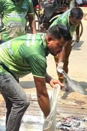 শহরকে বর্জ্যের দুর্গন্ধ মুক্ত রাখতে কাজ করছেন ‘গ্রিন অ্যান্ড ক্লিন ব্রাহ্মণবাড়িয়া’, পৌর প্রশাসনের ভূমিকায় ক্ষোভ