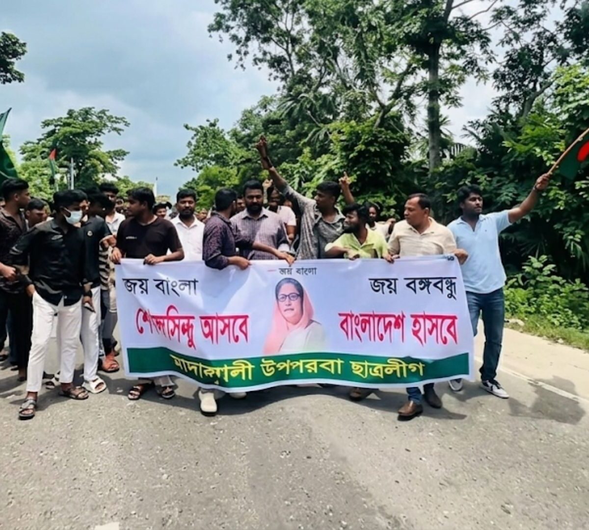 কাশিয়ানীতে নিষিদ্ধ ছাত্রলীগের  বিক্ষোভ ও মহাসড়ক অবরোধ