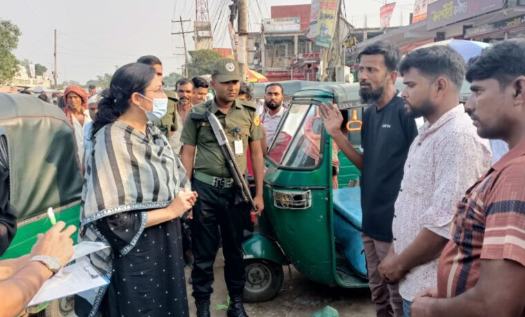 বেলকুচিতে অতিরিক্ত ভাড়া আদায়ে ৪ সিএনজি চালককে জরিমানা