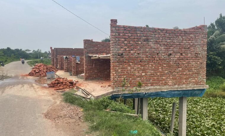 নবীনগরে সরকারি খাল দখল করে দোকান নির্মাণ: নেপথ্যে প্রশাসনকে ‘ম্যানেজ’ করার অভিযোগ